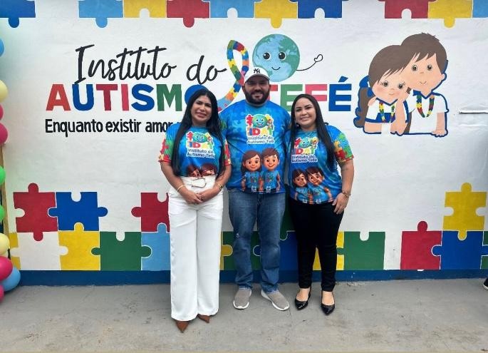 Equipe do Instituto do Autismo Tefé em frente à sede