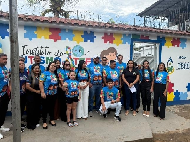 Equipe e participantes em frente ao Instituto do Autismo Tefé
