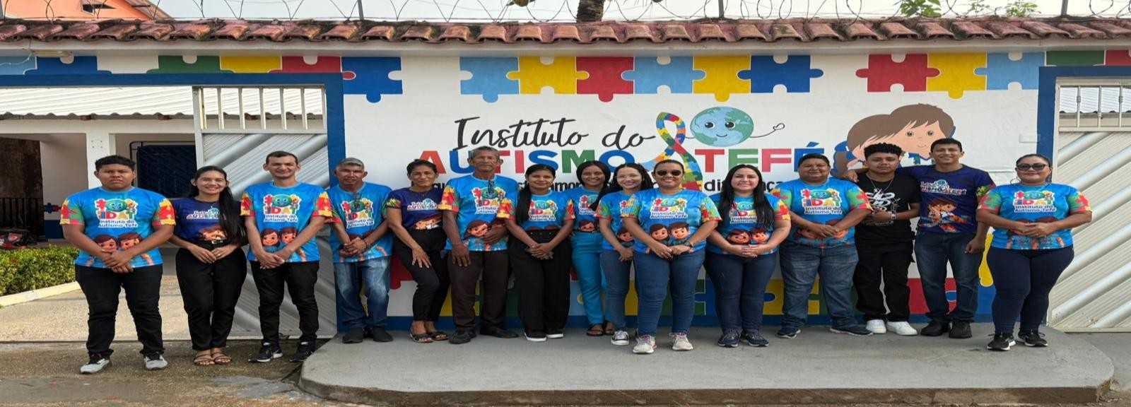 Equipe do Instituto do Autismo Tefé reunida em frente à sede