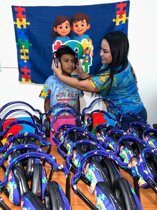 Ação de proteção sensorial com abafadores de ruído
