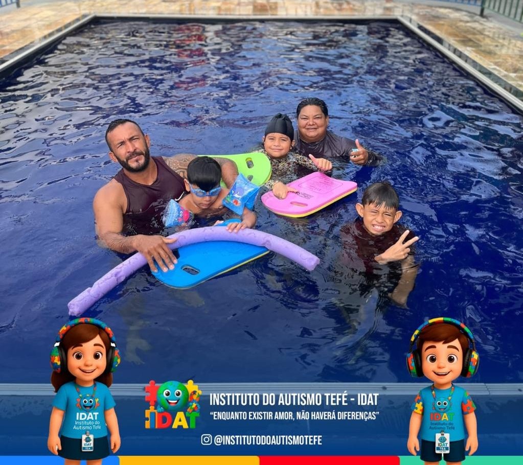 Famílias e crianças participando de atividade de natação inclusiva do IDAT