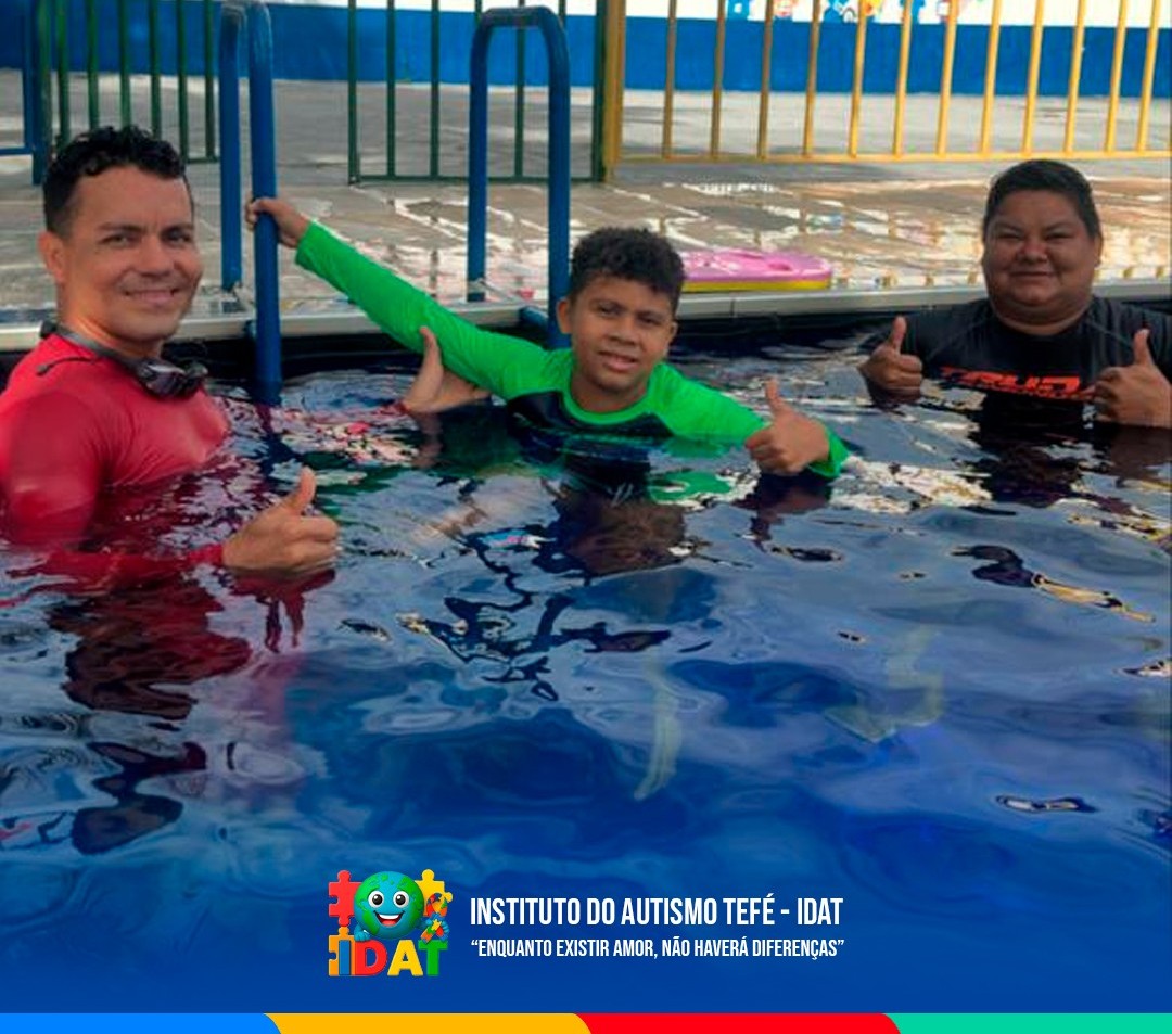 Atividade de natação inclusiva com participante e equipe do IDAT