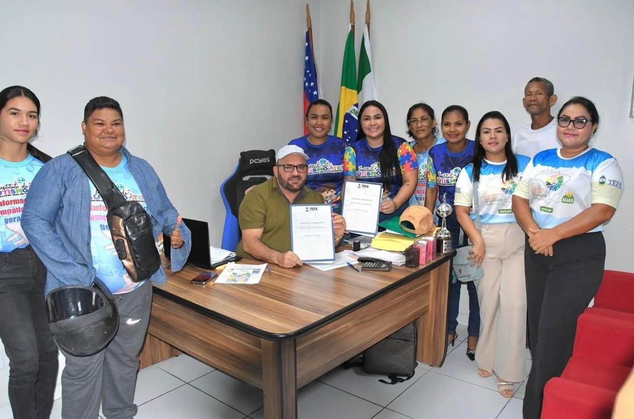 Representantes da Prefeitura de Tefé e do Instituto do Autismo Tefé durante assinatura de parceria institucional